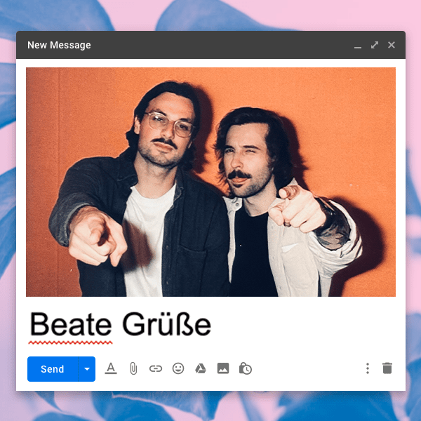 Beate Grüße – das Podcast-Cover: 100 Folgen, jeden Sonntag, von Jean-Paul Laue und Patrick Schnitzler