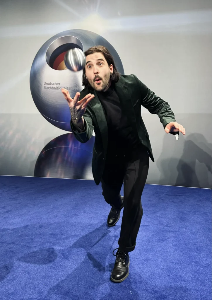 Jean-Paul Laue mit der Trophäe des Deutschen Nachhaltigkeitspreises – gewonnen mit klima&so für das erste Berechnungsmodell für Social-Media-Emissionen