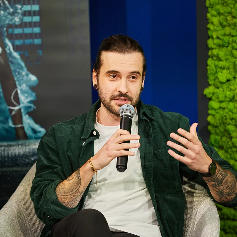 Jean-Paul Laue moderiert ein Panel – Moderation mit Haltung und Humor