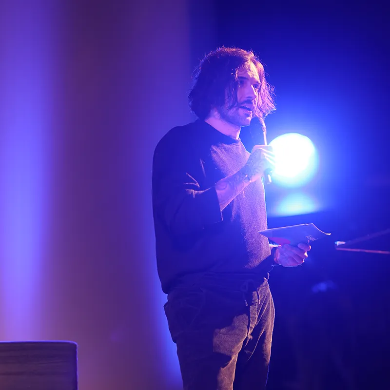 Jean-Paul Laue bei einer Keynote auf der Bühne – Impulse zu Nachhaltigkeit, Verantwortung und Popkultur