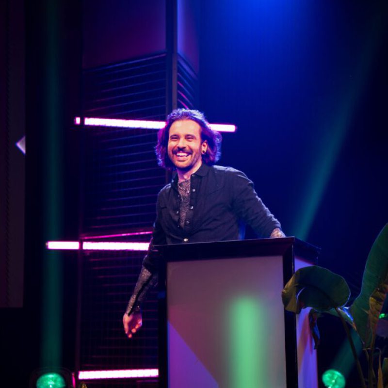 Jean-Paul Laue hält eine Keynote auf der Bühne – Speaker für Nachhaltigkeit, Popkultur und digitale Verantwortung